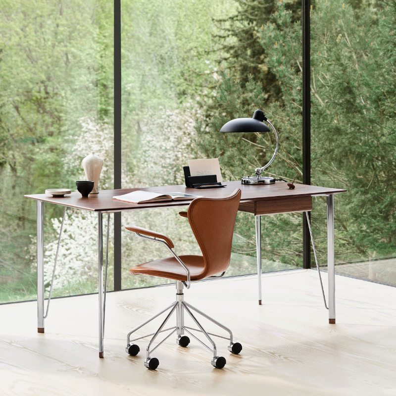 Arne Jacobsen FH3605 skrivebord - Ask/valnød