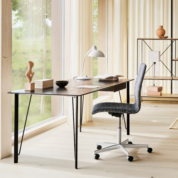 Arne Jacobsen FH3605 skrivebord - Ask/valnød