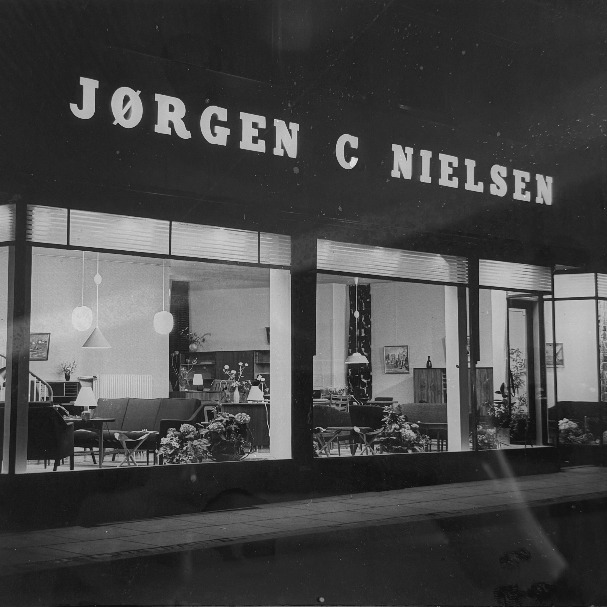 FRA SNEDKERI TIL MØBELHUS