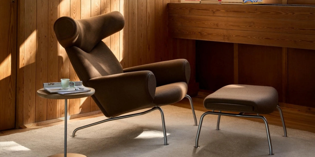 Kampagne: Ox chair og Queen Chair fra Fredericia Furniture i Duo stof med udvalgt læderkæder med tilhørende fodskammel i prisen hos Jørgen C. Nielsen Møbler