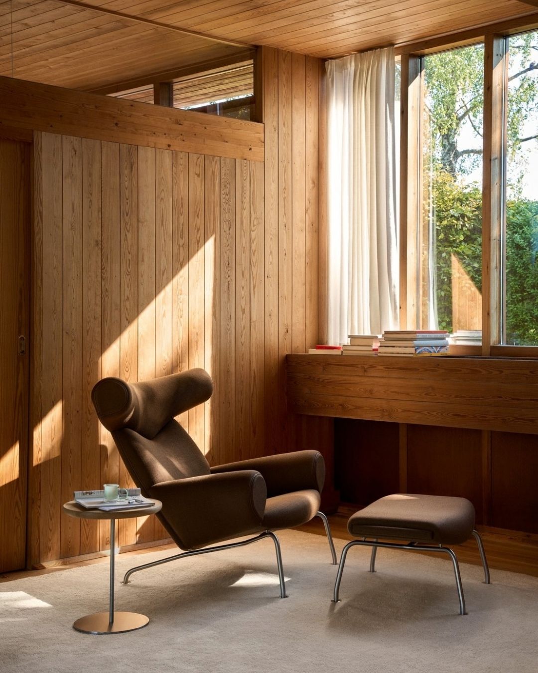 Kampagne: Ox chair og Queen Chair fra Fredericia Furniture i Duo stof med udvalgt læderkæder med tilhørende fodskammel i prisen hos Jørgen C. Nielsen Møbler