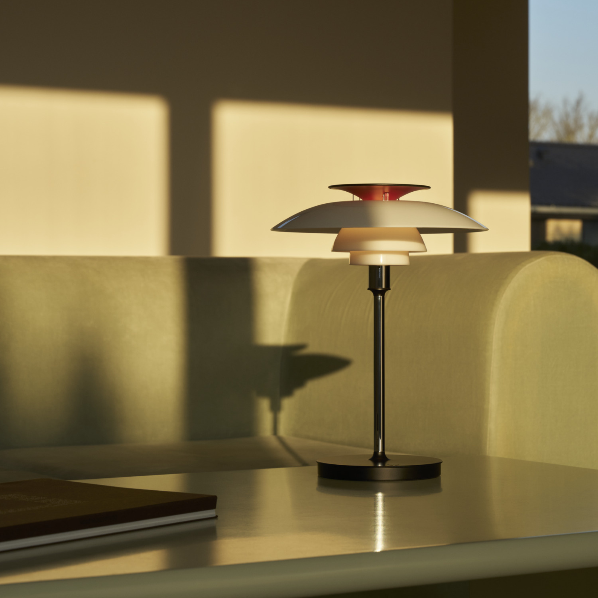 Louis Poulsen PH 80 Portable bordlampe - Opal white/high lustre chrome plated