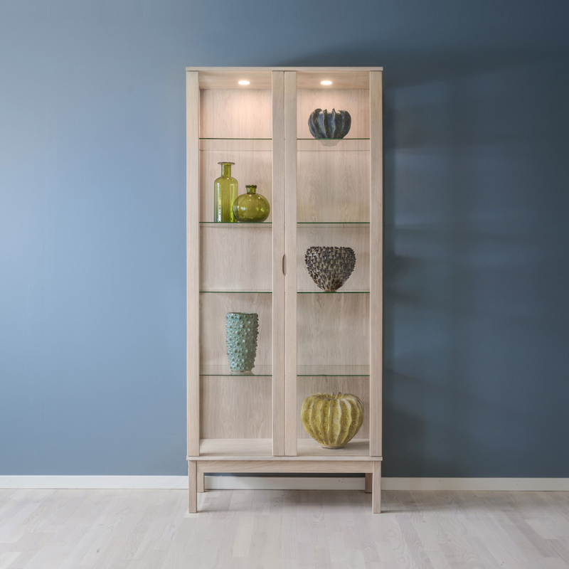 Klim Furniture V502 vitrineskab - eg/valnød