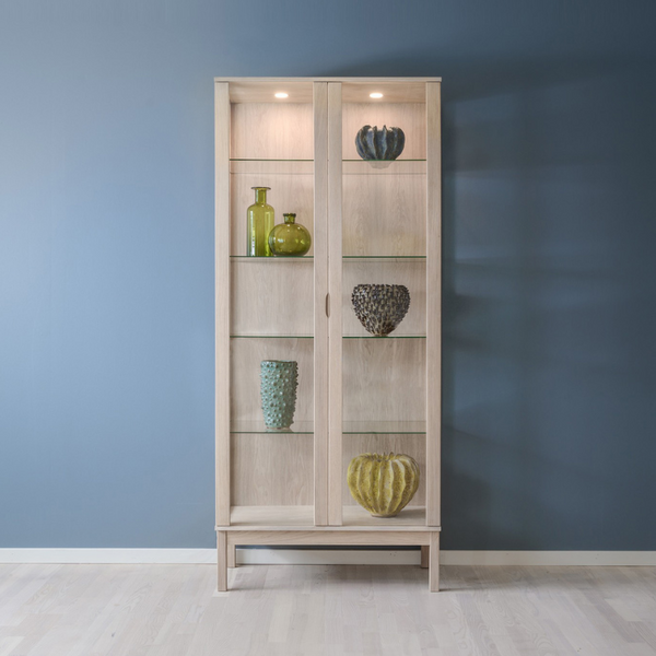 Klim Furniture V502 vitrineskab - eg/valnød