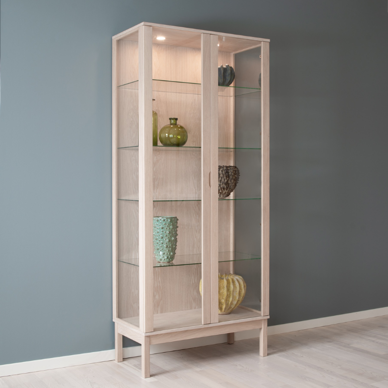 Klim Furniture V502 vitrineskab - eg/valnød